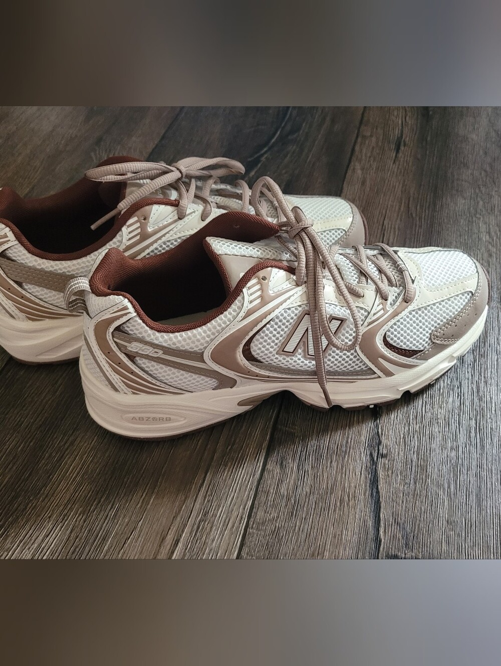 New Balance V1 Life style sneakers in seasalt/ driftwood. Size 9.